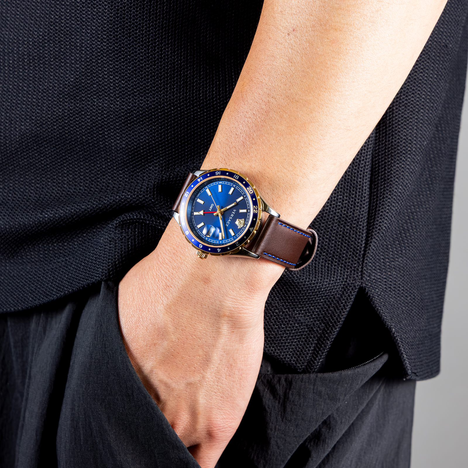 ☆極美品 ヘレニウム ヴェルサーチ GMT V11 ブラック メンズ 希少】ヴェルサーチ ヘレニウム GMT V11 クォーツ 黒 デイト表示
